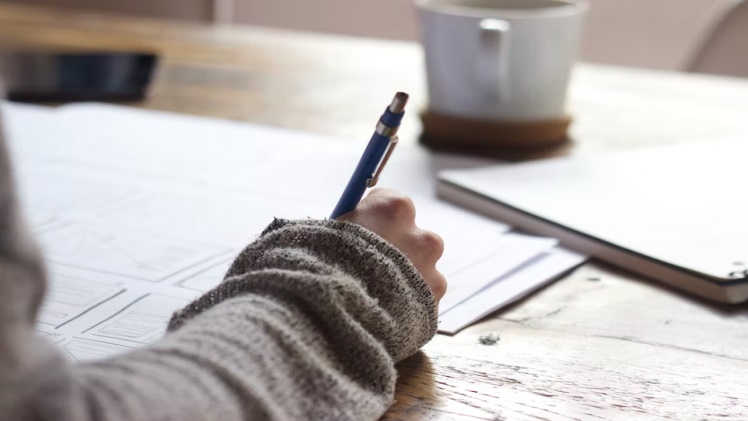 7 Easy Steps to Become a Ghostwriter (For Beginners)